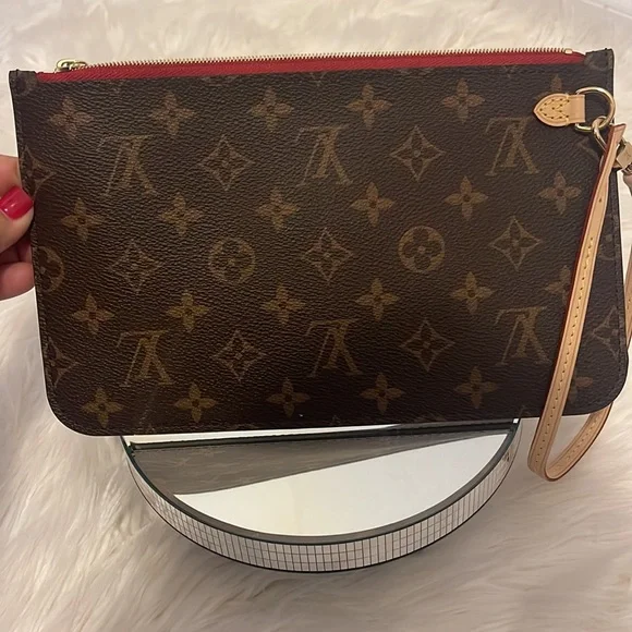 NWOT LOUIS VUITTON Pochette Wristlet Monogram Canvas Neverfull MM - Picture 4 of 6